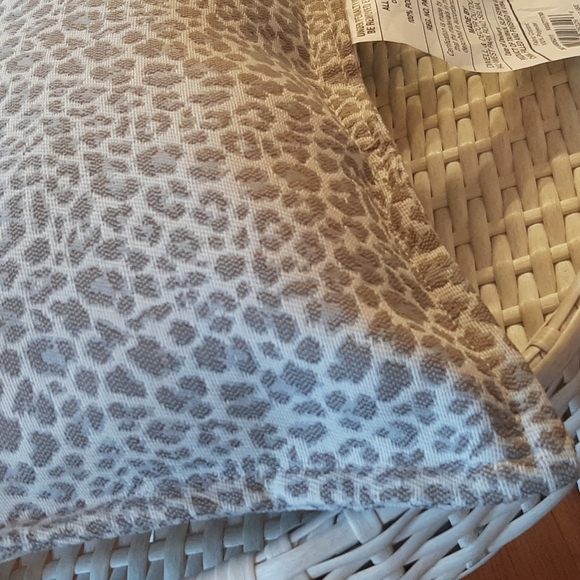 Hampton Bay Gray & Cream Animal Print Outdoor Patio Accent Pillow, NWT - Picture 4 of 8